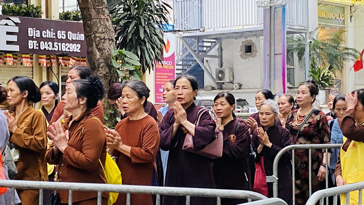 Hàng nghìn người đổ về chùa Quán Sứ từ sáng sớm để chiêm bái xá lợi Đức Phật 