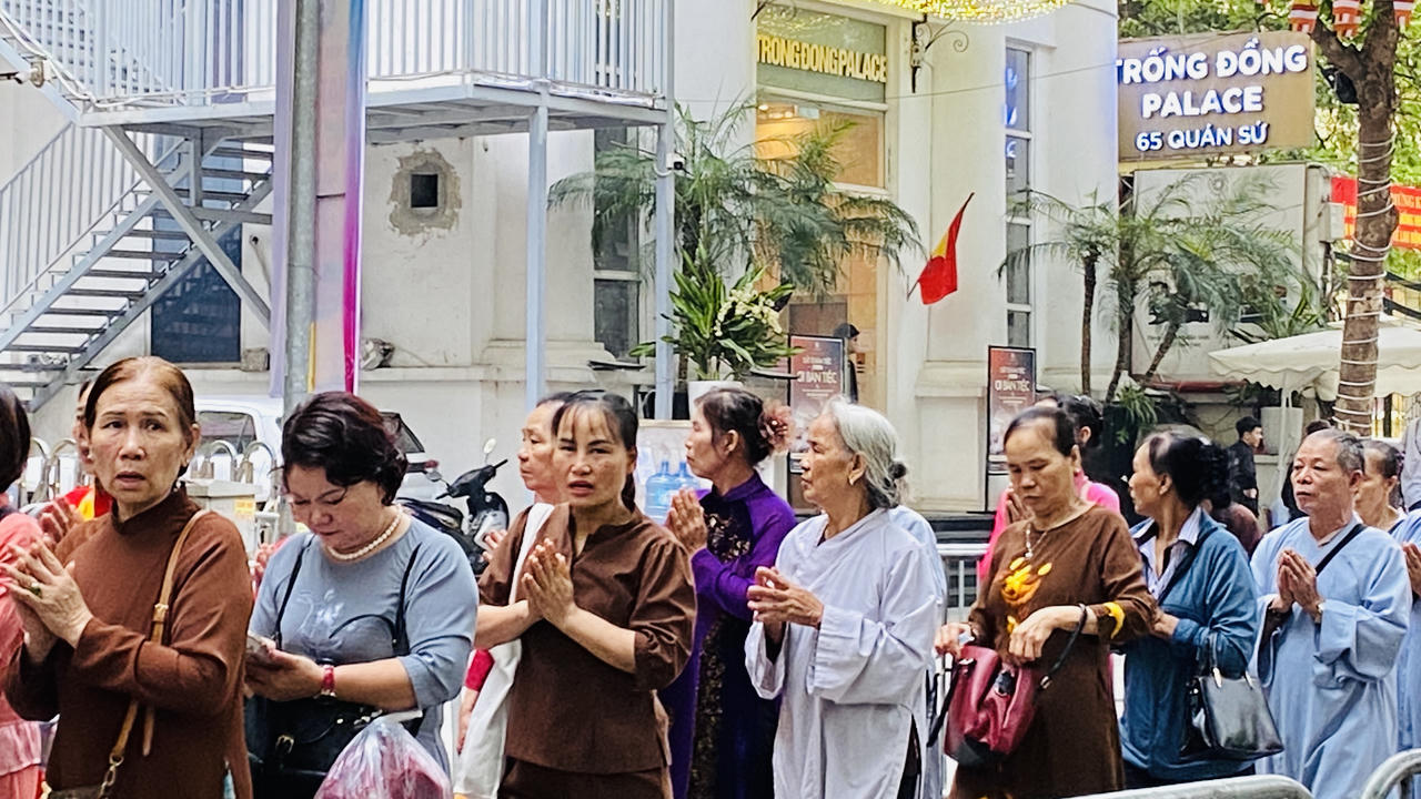 Hàng nghìn người đổ về chùa Quán Sứ từ sáng sớm để chiêm bái xá lợi Đức Phật 