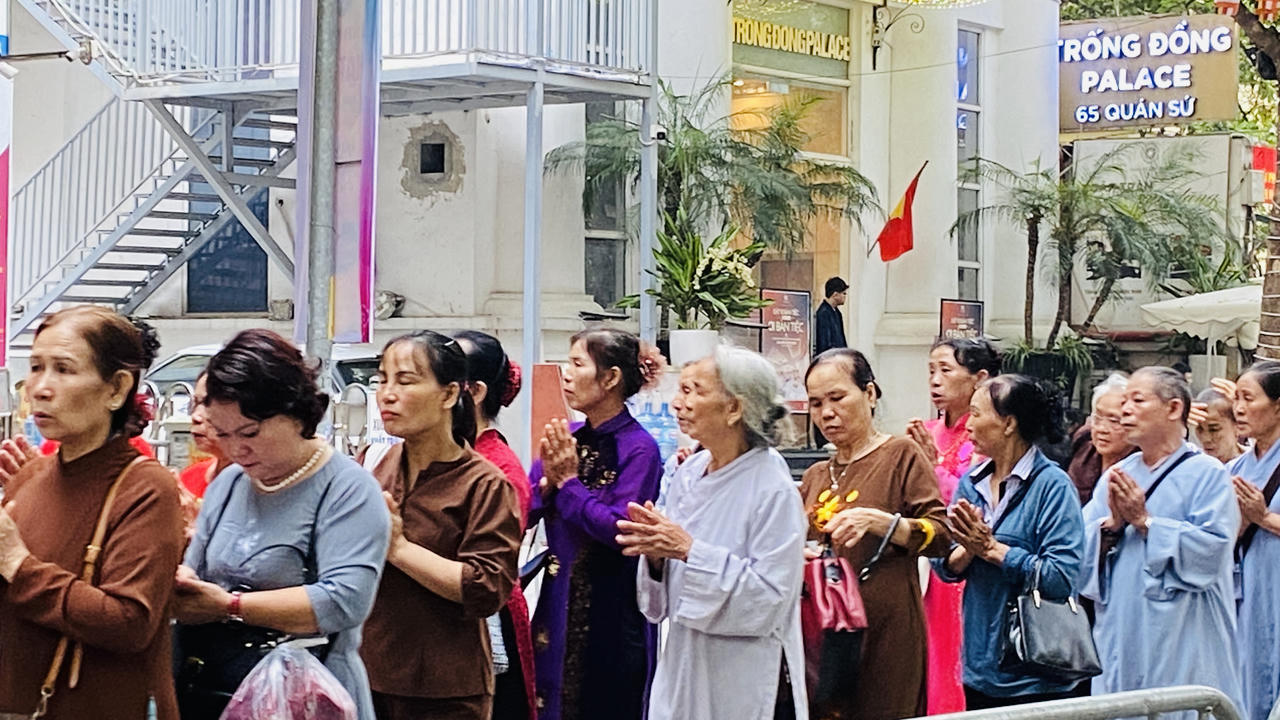 Hàng nghìn người đổ về chùa Quán Sứ từ sáng sớm để chiêm bái xá lợi Đức Phật 