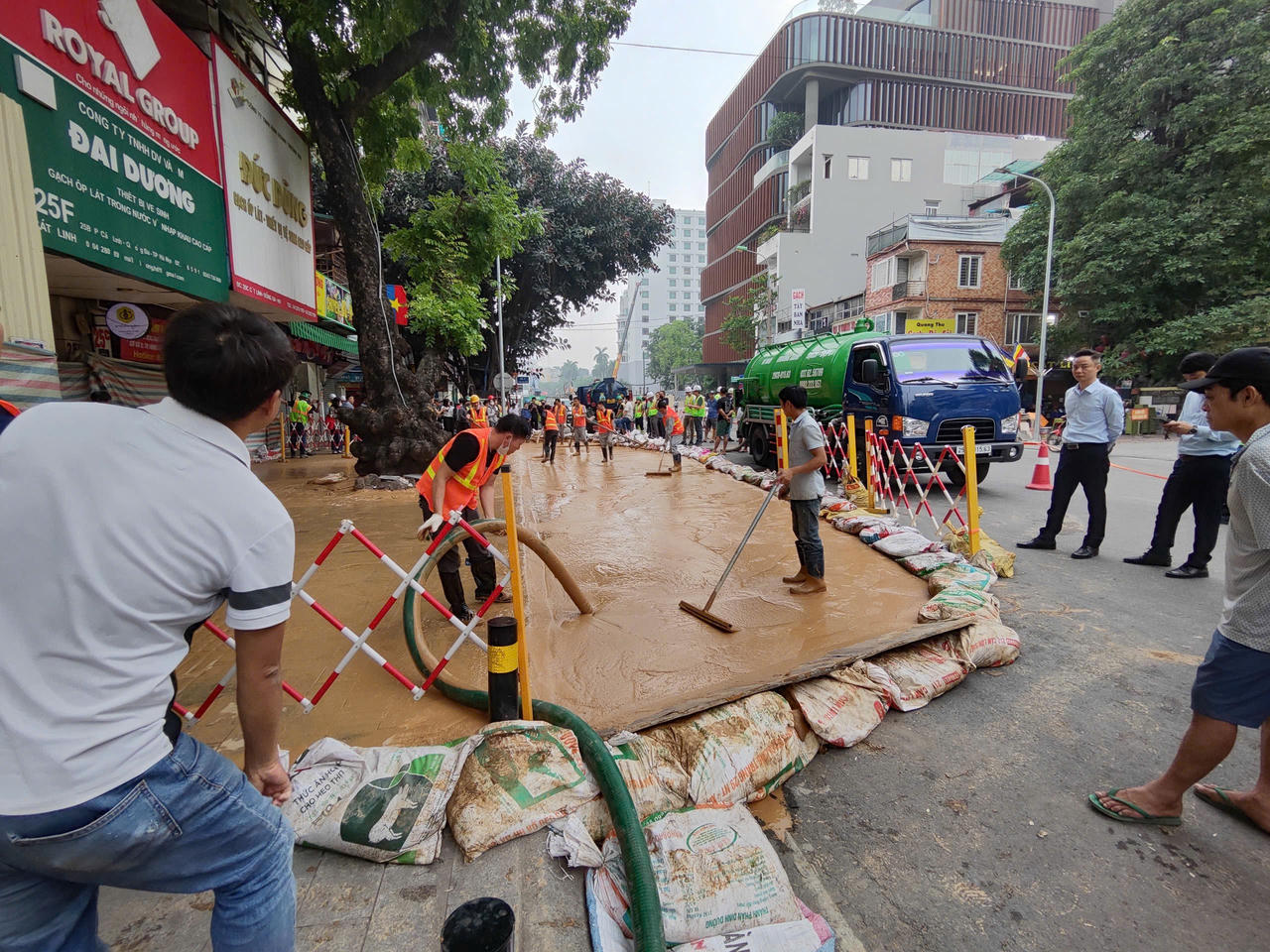 Thông tin chính thức vụ phun trào hỗn hợp bùn trên phố Cát Linh (Hà Nội)