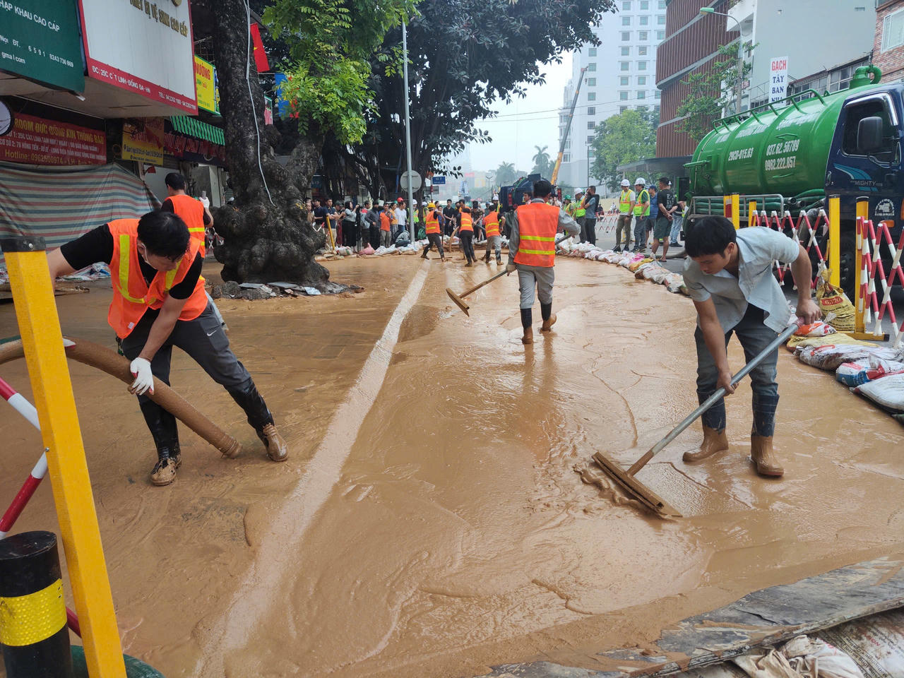 Thông tin chính thức vụ phun trào hỗn hợp bùn trên phố Cát Linh (Hà Nội)