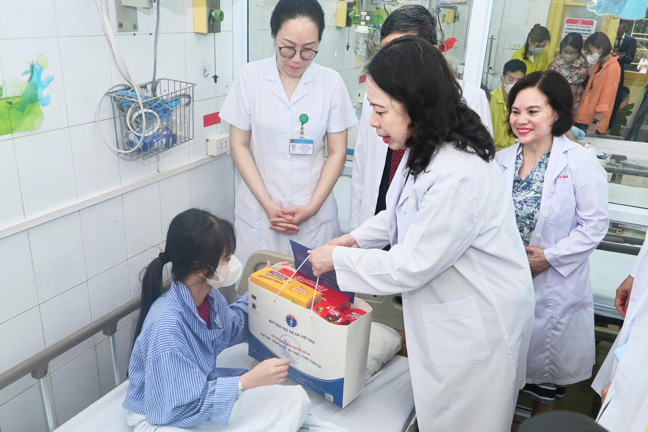 Phó Chủ tịch nước Võ Thị Ánh Xuân thăm, tặng quà bệnh nhi tại Bệnh viện Phổi Trung ương