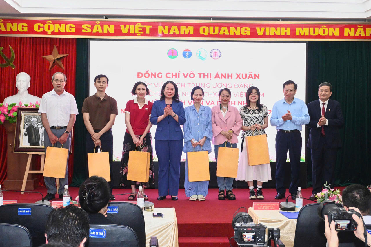 Phó Chủ tịch nước Võ Thị Ánh Xuân thăm, tặng quà bệnh nhi tại Bệnh viện Phổi Trung ương