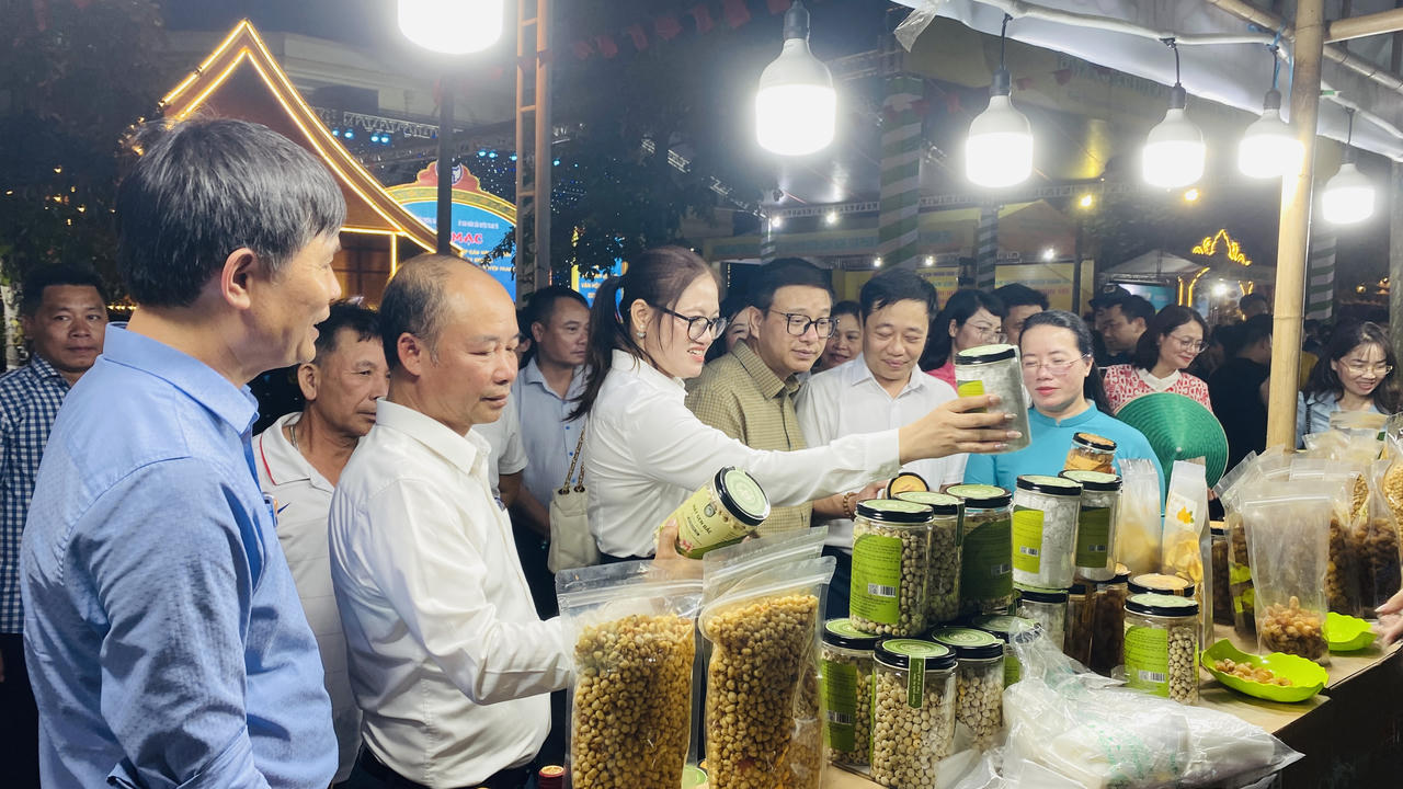 Hơn 1.000 sản phẩm OCOP của ba miền quy tụ tại phiên chợ đặc biệt giữa Thủ đô