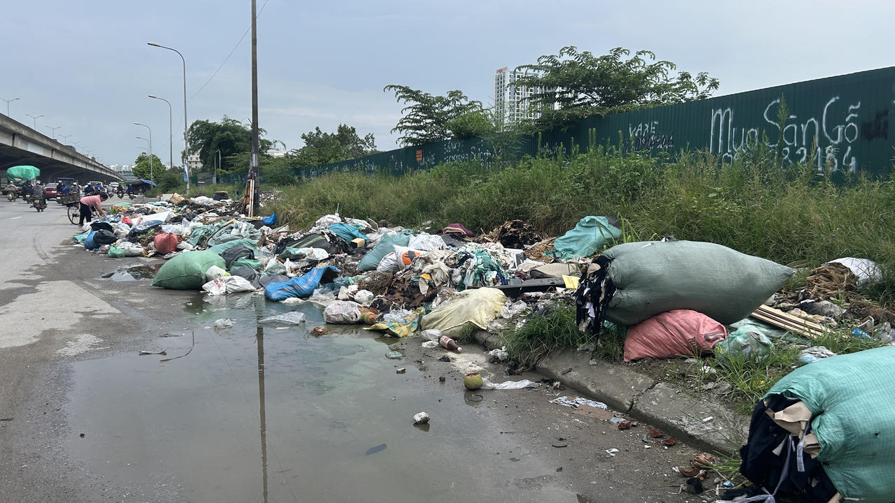 Bãi rác lộ thiên tự phát trên con đường sầm uất bậc nhất Thủ đô