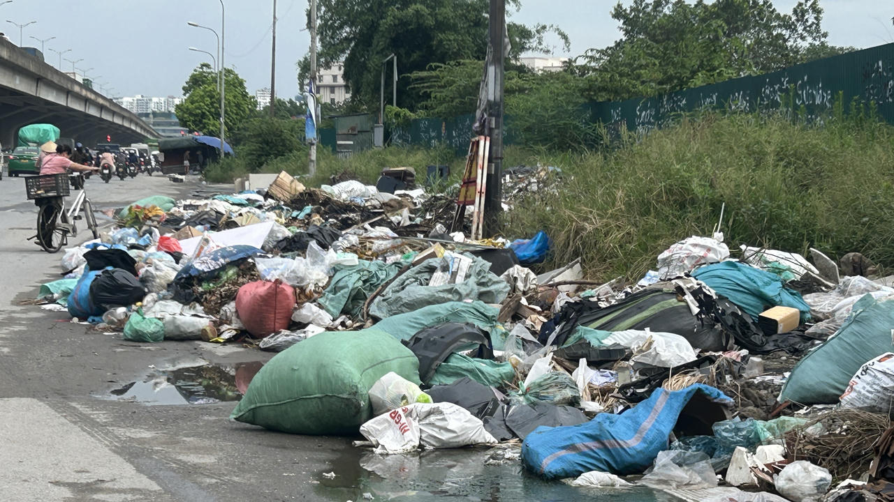 Bãi rác lộ thiên tự phát trên con đường sầm uất bậc nhất Thủ đô