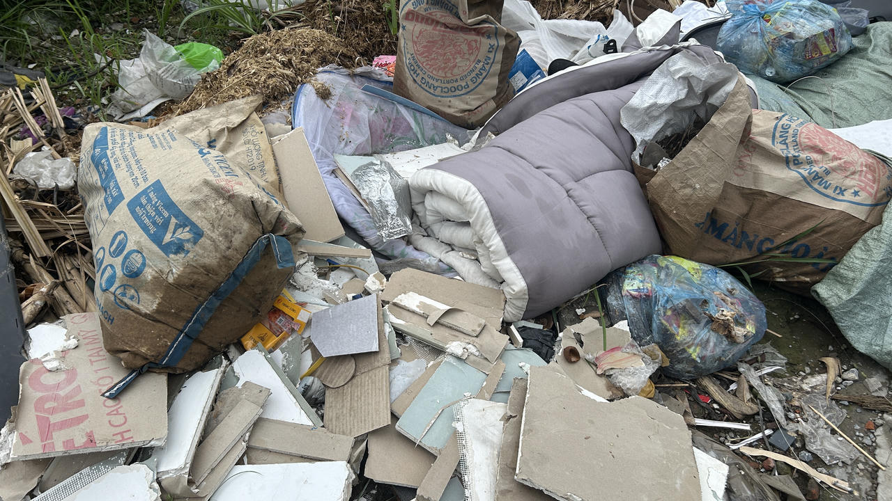 Bãi rác lộ thiên tự phát trên con đường sầm uất bậc nhất Thủ đô