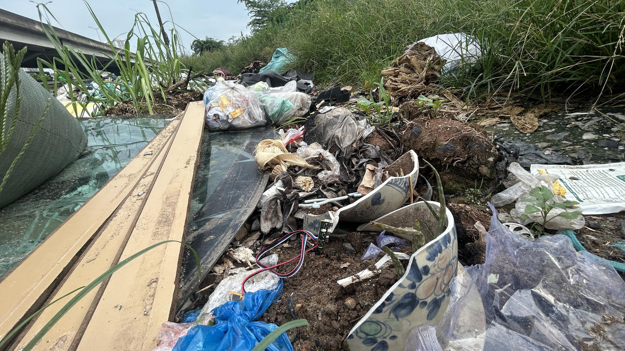 Bãi rác lộ thiên tự phát trên con đường sầm uất bậc nhất Thủ đô