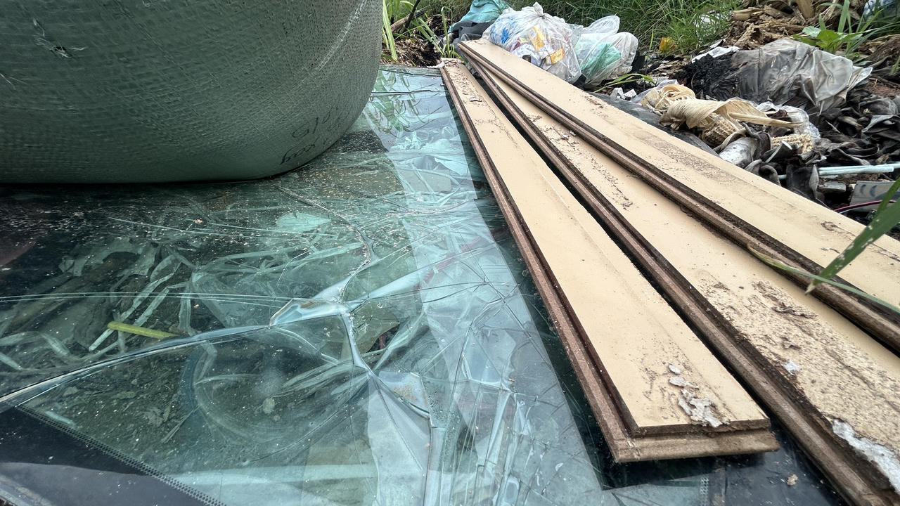 Bãi rác lộ thiên tự phát trên con đường sầm uất bậc nhất Thủ đô