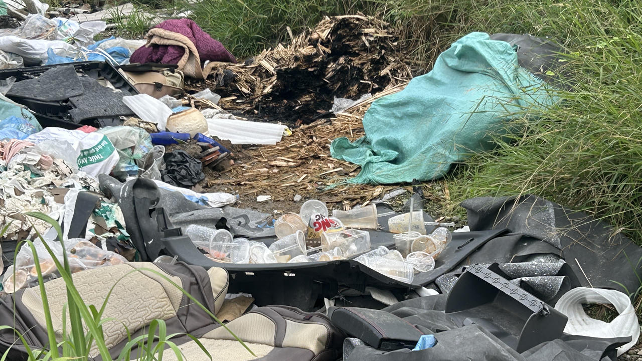 Bãi rác lộ thiên tự phát trên con đường sầm uất bậc nhất Thủ đô