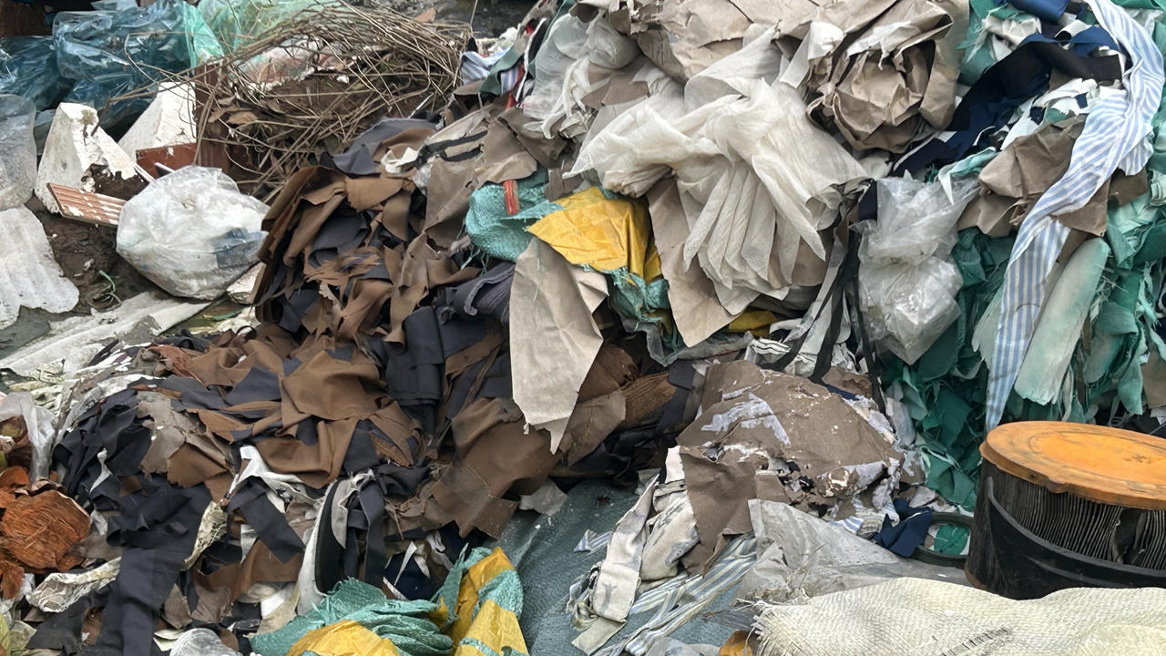 Bãi rác lộ thiên tự phát trên con đường sầm uất bậc nhất Thủ đô