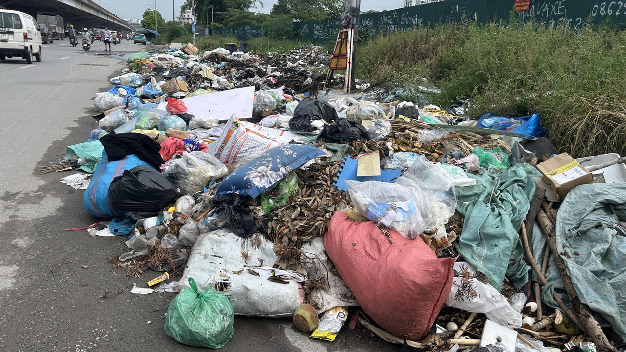 Bãi rác lộ thiên tự phát trên con đường sầm uất bậc nhất Thủ đô