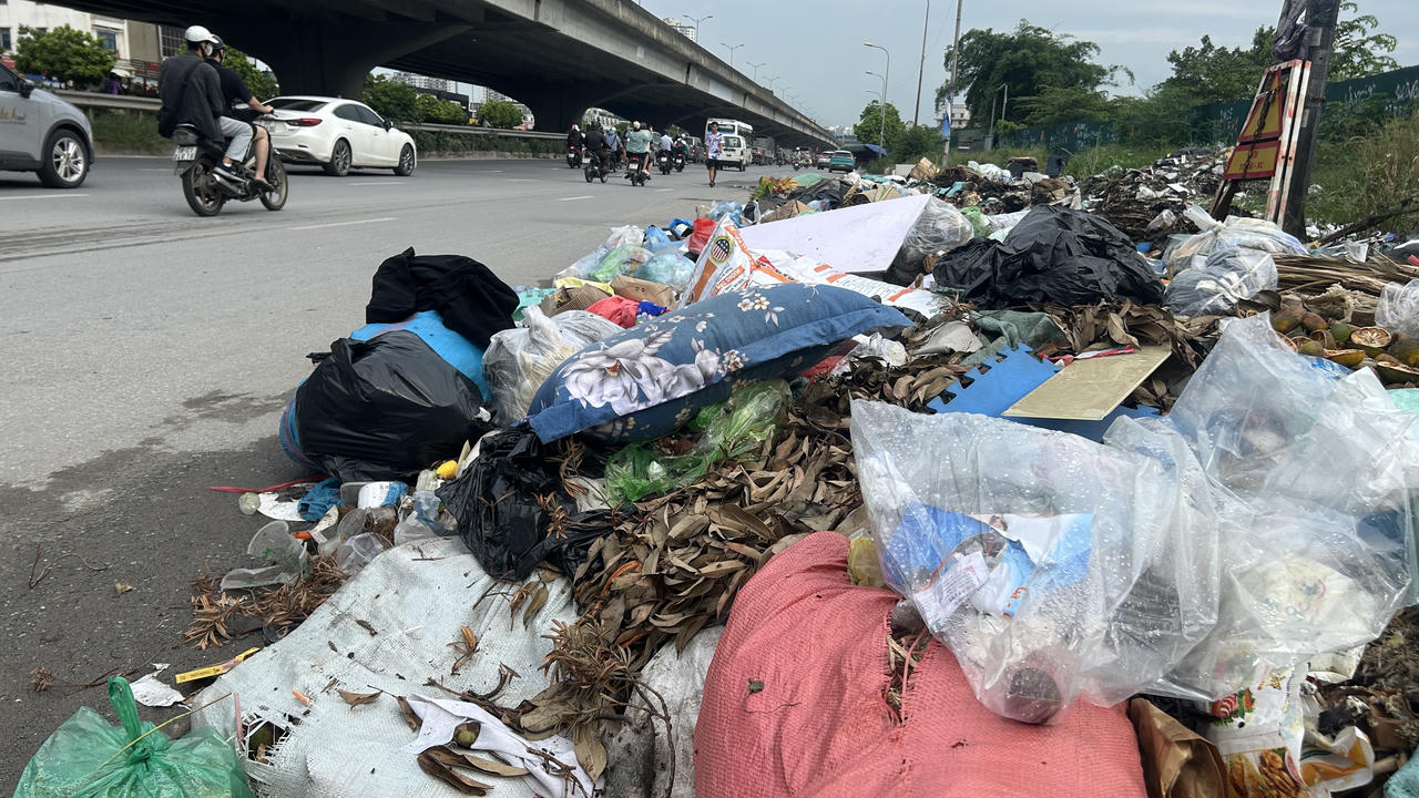 Bãi rác lộ thiên tự phát trên con đường sầm uất bậc nhất Thủ đô
