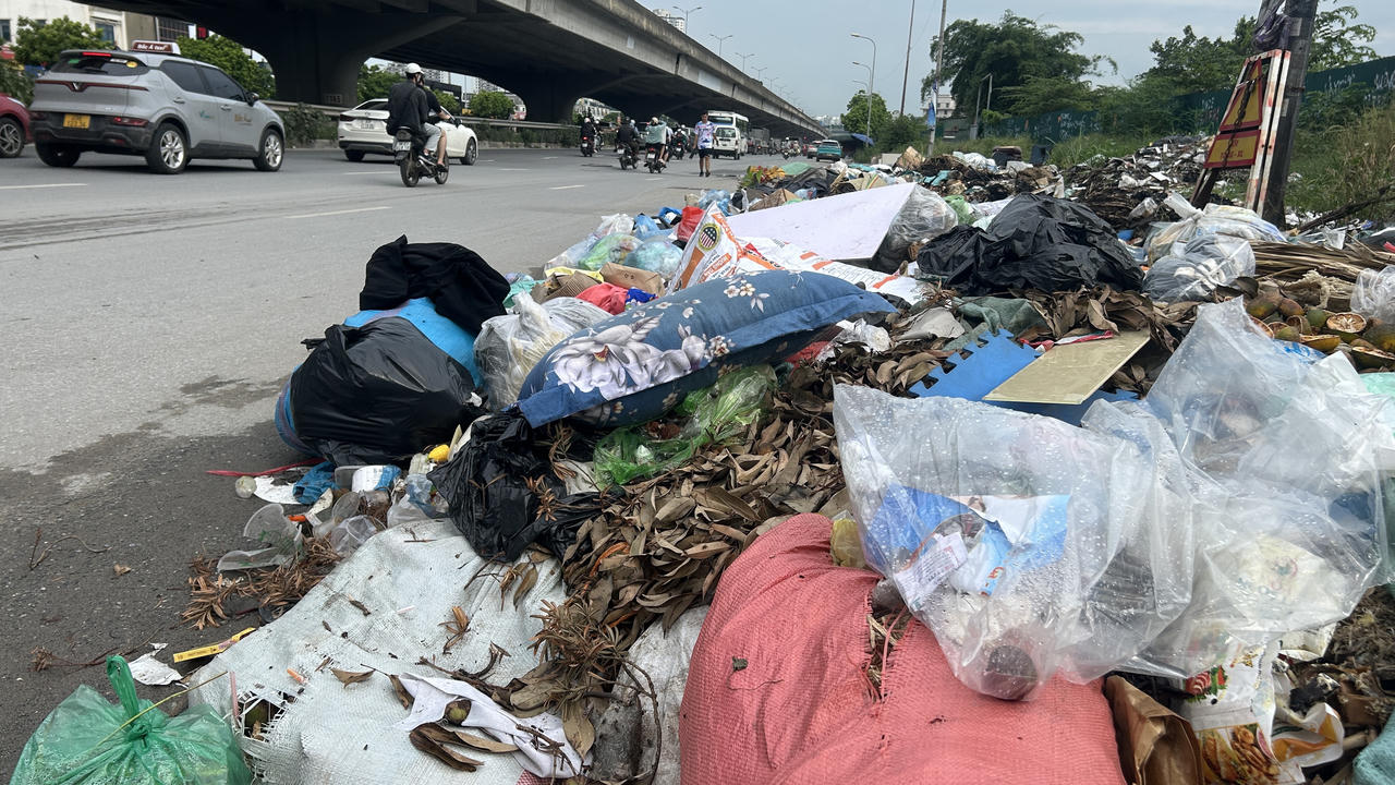 Bãi rác lộ thiên tự phát trên con đường sầm uất bậc nhất Thủ đô