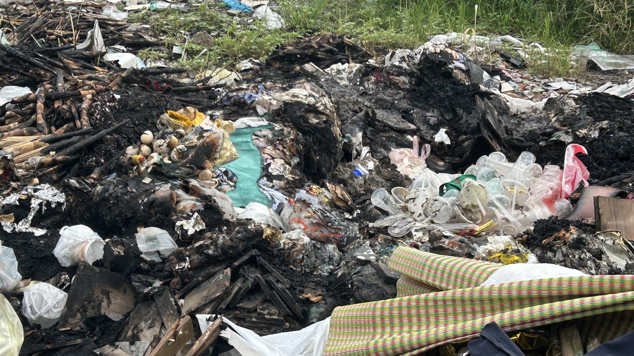 Bãi rác lộ thiên tự phát trên con đường sầm uất bậc nhất Thủ đô