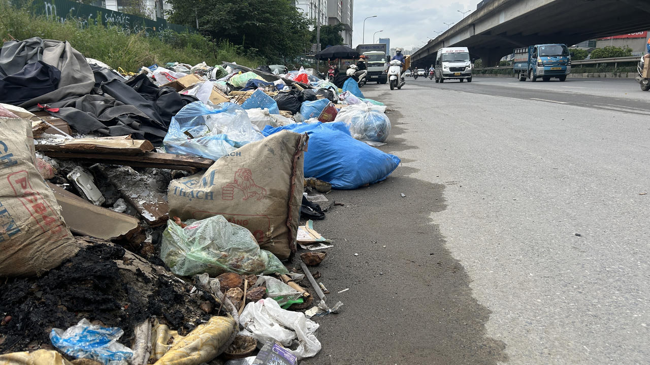 Bãi rác lộ thiên tự phát trên con đường sầm uất bậc nhất Thủ đô