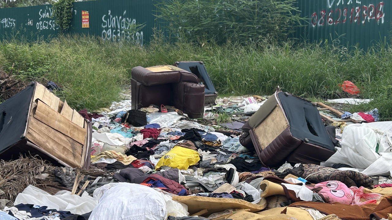 Bãi rác lộ thiên tự phát trên con đường sầm uất bậc nhất Thủ đô