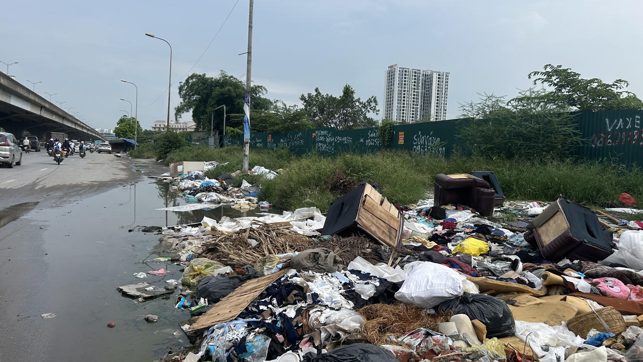Bãi rác lộ thiên tự phát trên con đường sầm uất bậc nhất Thủ đô
