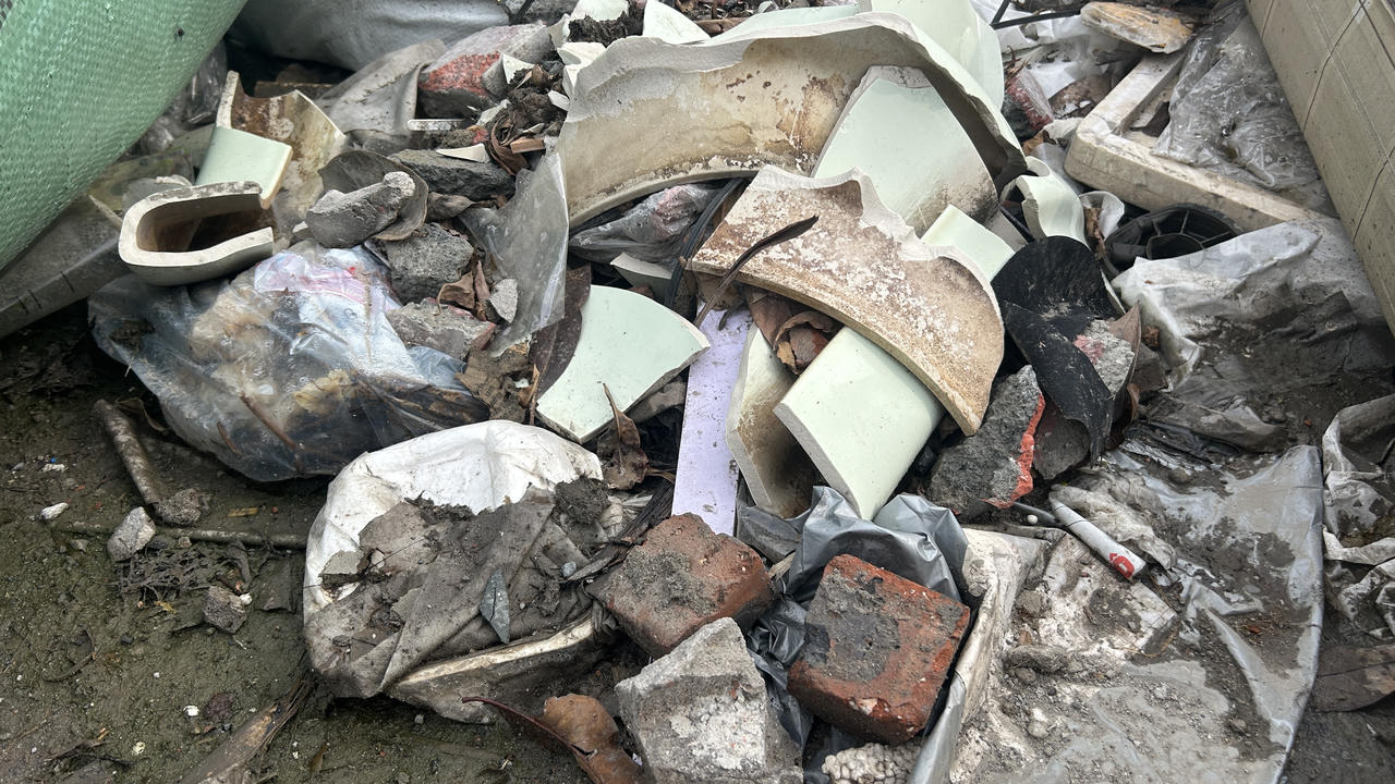 Bãi rác lộ thiên tự phát trên con đường sầm uất bậc nhất Thủ đô