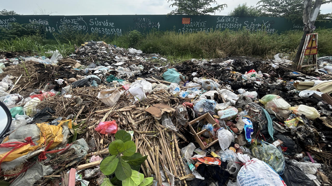 Bãi rác lộ thiên tự phát trên con đường sầm uất bậc nhất Thủ đô