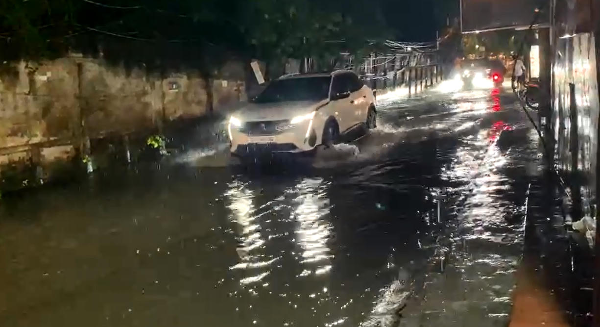 Mưa lớn chiều đầu tuần, nhiều tuyến phố Hà Nội ngập nước, tắc đường