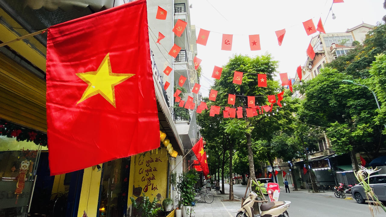 Hà Nội rực rỡ cờ hoa chào đón ngày chính thức vận hành chính quyền địa phương 2 cấp