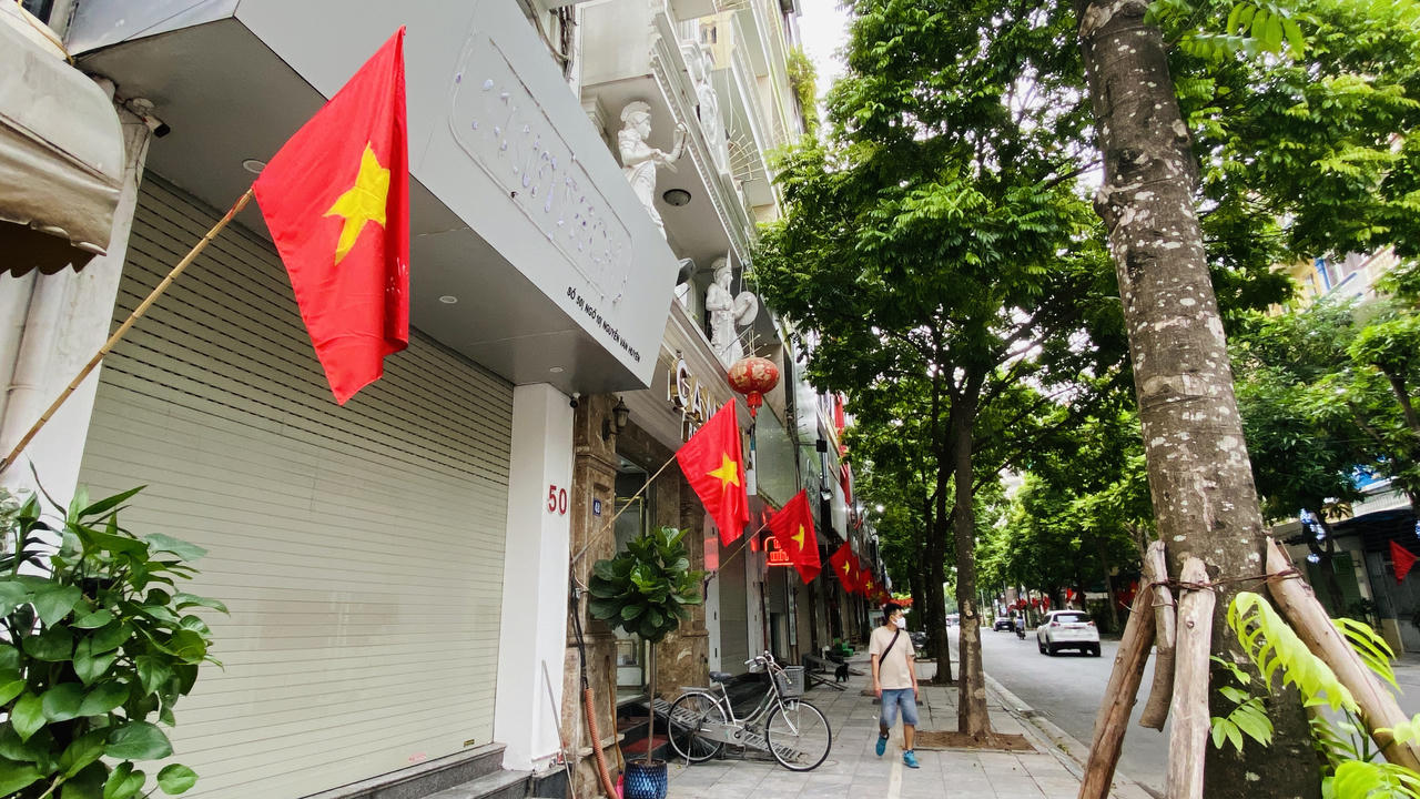 Hà Nội rực rỡ cờ hoa chào đón ngày chính thức vận hành chính quyền địa phương 2 cấp