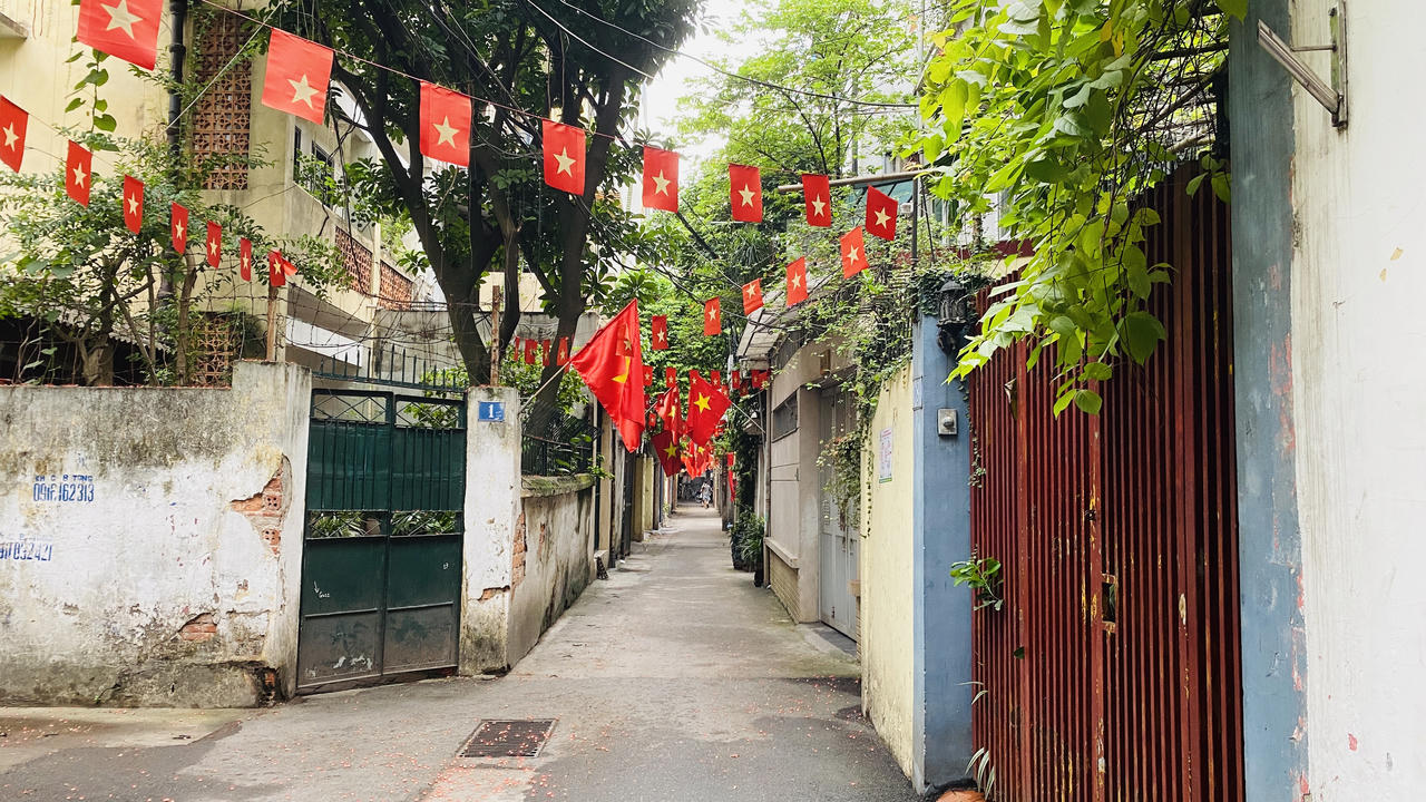 Hà Nội rực rỡ cờ hoa chào đón ngày chính thức vận hành chính quyền địa phương 2 cấp