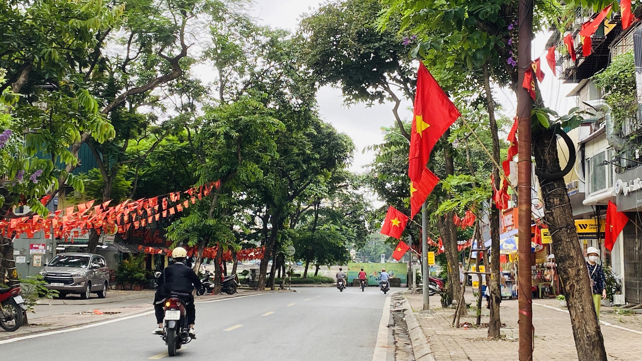 Hà Nội rực rỡ cờ hoa chào đón ngày chính thức vận hành chính quyền địa phương 2 cấp