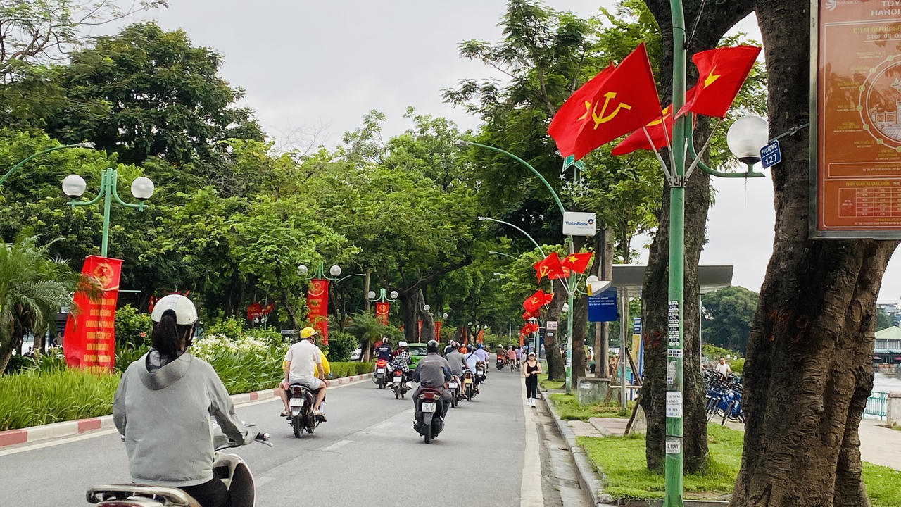 Hà Nội rực rỡ cờ hoa chào đón ngày chính thức vận hành chính quyền địa phương 2 cấp