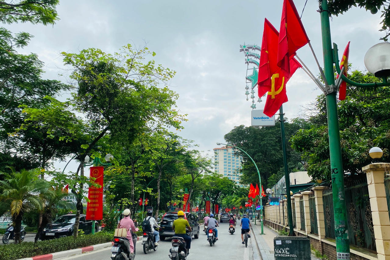 Hà Nội rực rỡ cờ hoa chào đón ngày chính thức vận hành chính quyền địa phương 2 cấp