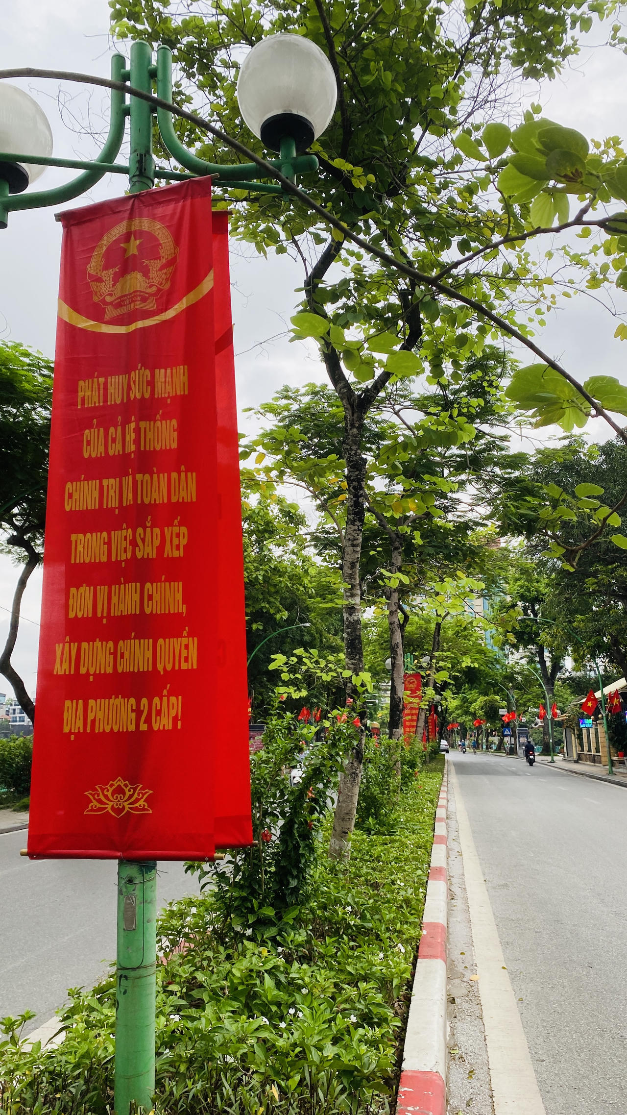 Hà Nội rực rỡ cờ hoa chào đón ngày chính thức vận hành chính quyền địa phương 2 cấp