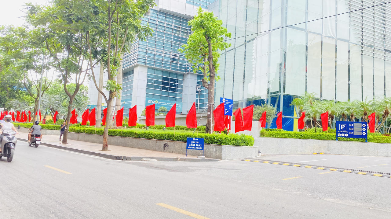 Hà Nội rực rỡ cờ hoa chào đón ngày chính thức vận hành chính quyền địa phương 2 cấp