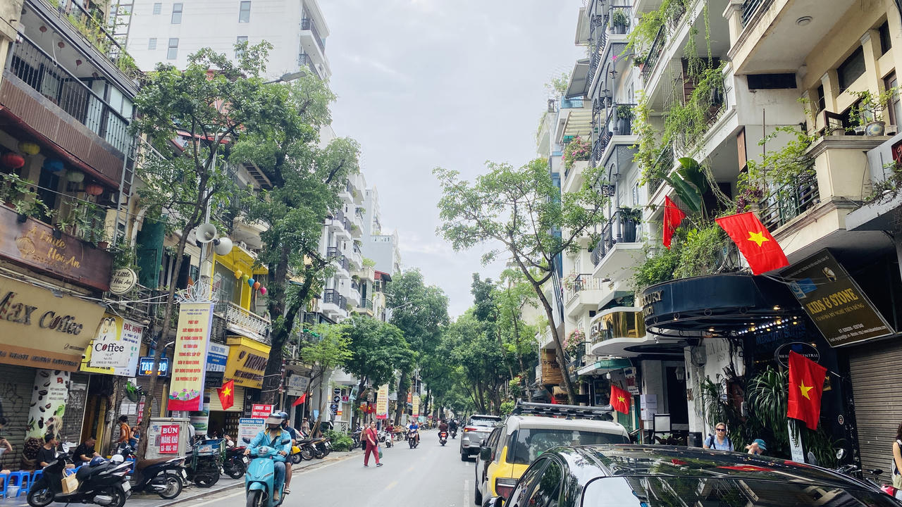 Hà Nội rực rỡ cờ hoa chào đón ngày chính thức vận hành chính quyền địa phương 2 cấp