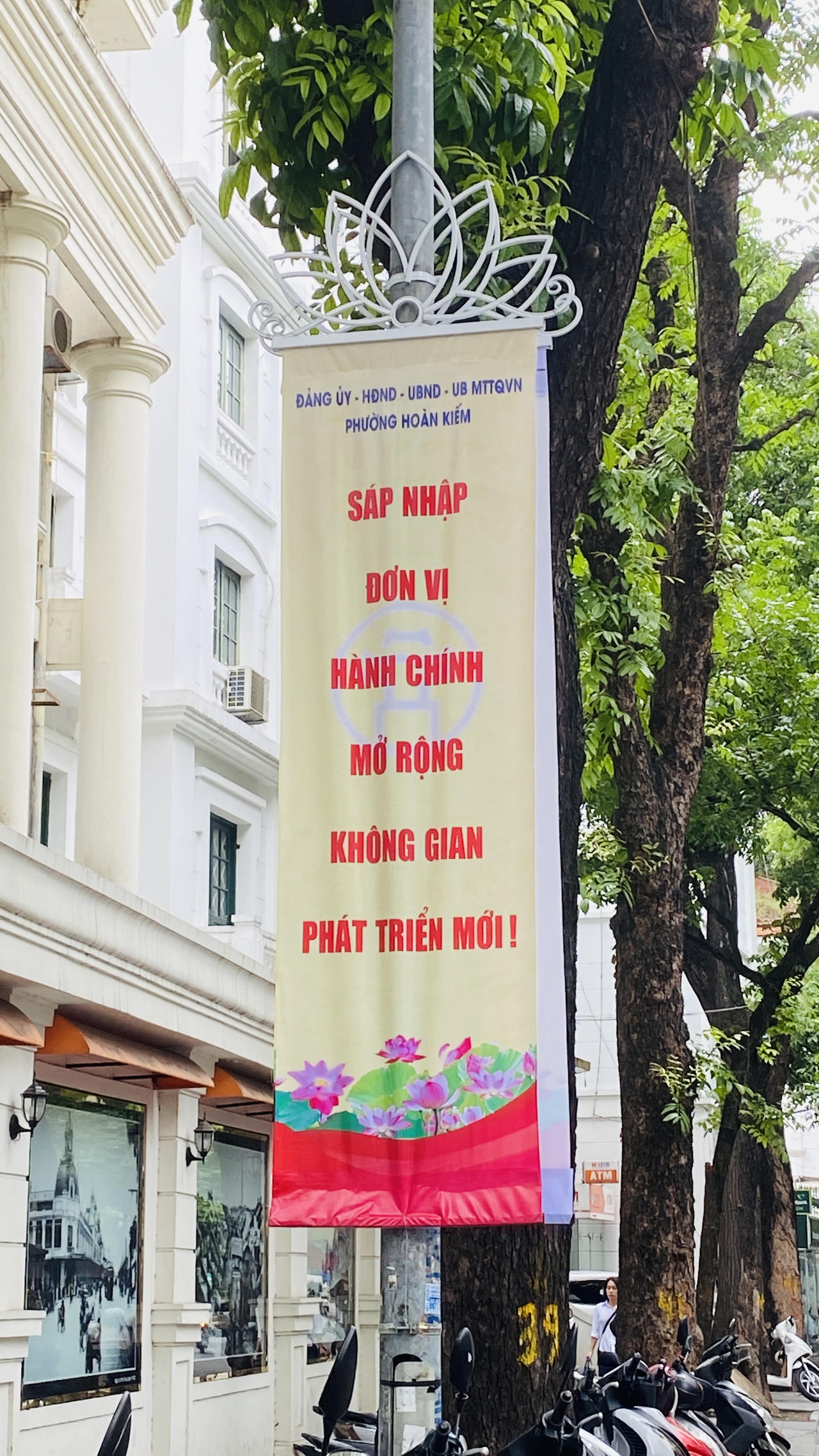 Hà Nội rực rỡ cờ hoa chào đón ngày chính thức vận hành chính quyền địa phương 2 cấp