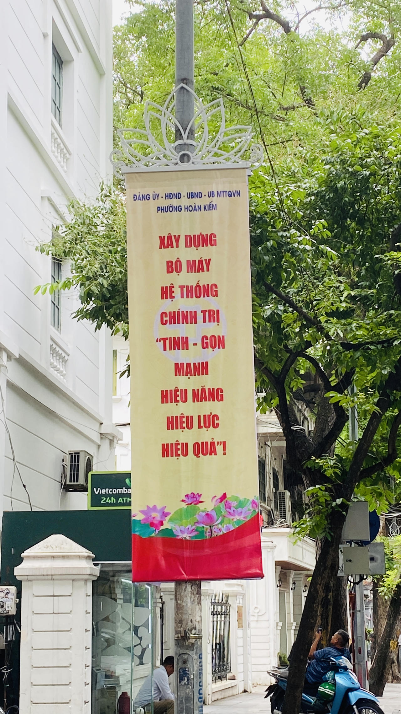 Hà Nội rực rỡ cờ hoa chào đón ngày chính thức vận hành chính quyền địa phương 2 cấp