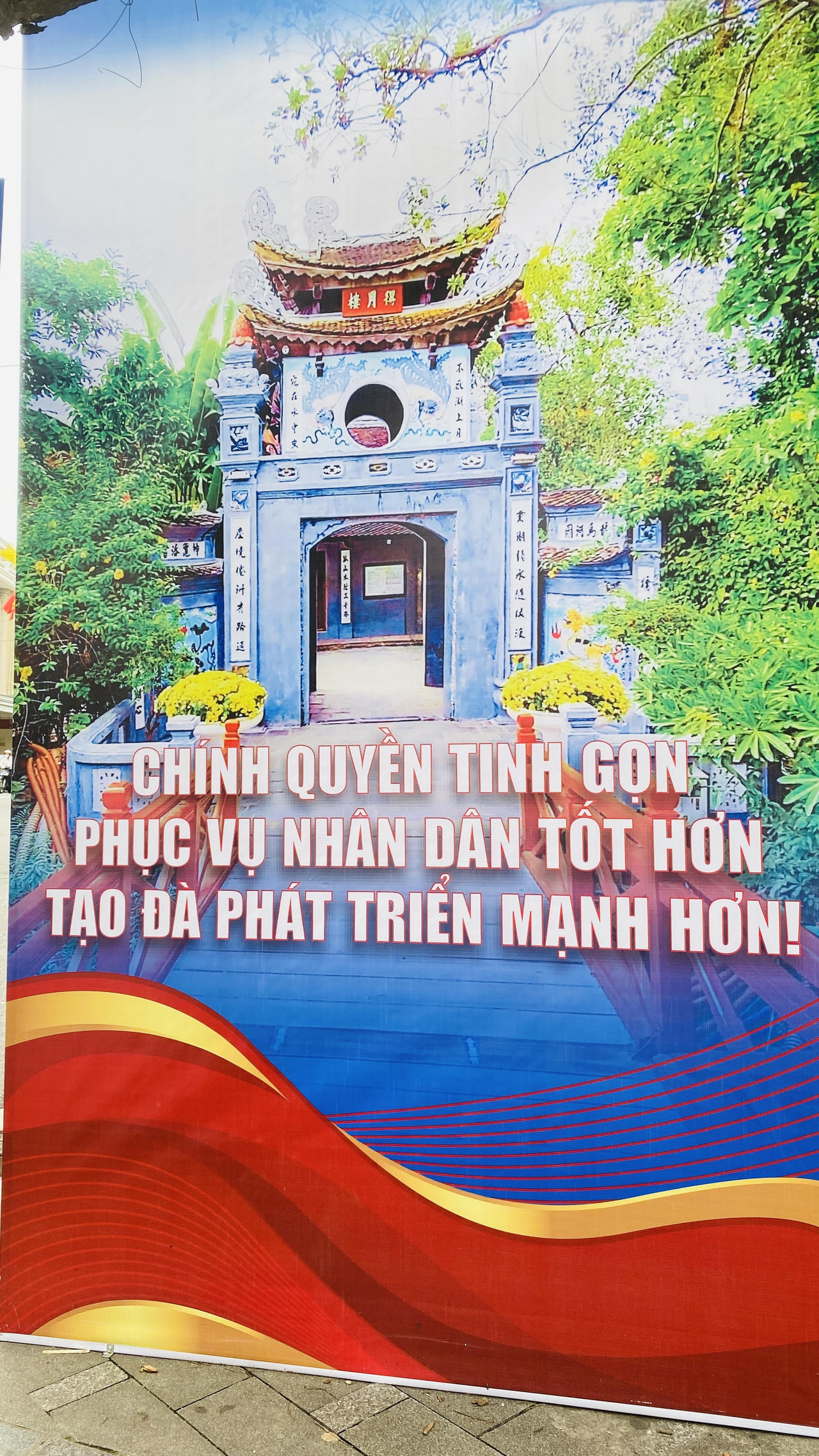 Hà Nội rực rỡ cờ hoa chào đón ngày chính thức vận hành chính quyền địa phương 2 cấp