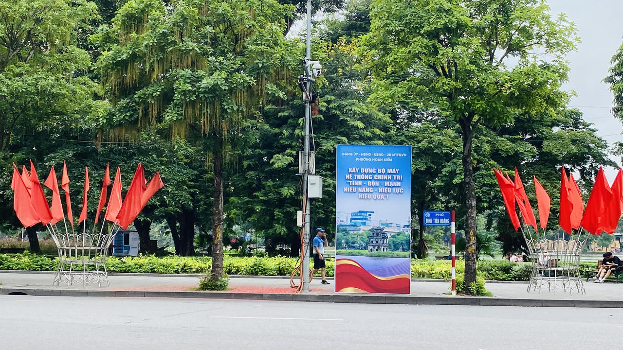 Hà Nội rực rỡ cờ hoa chào đón ngày chính thức vận hành chính quyền địa phương 2 cấp