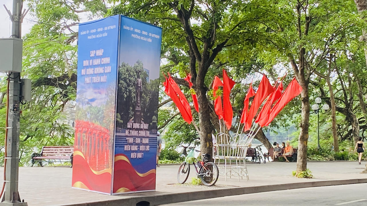 Hà Nội rực rỡ cờ hoa chào đón ngày chính thức vận hành chính quyền địa phương 2 cấp