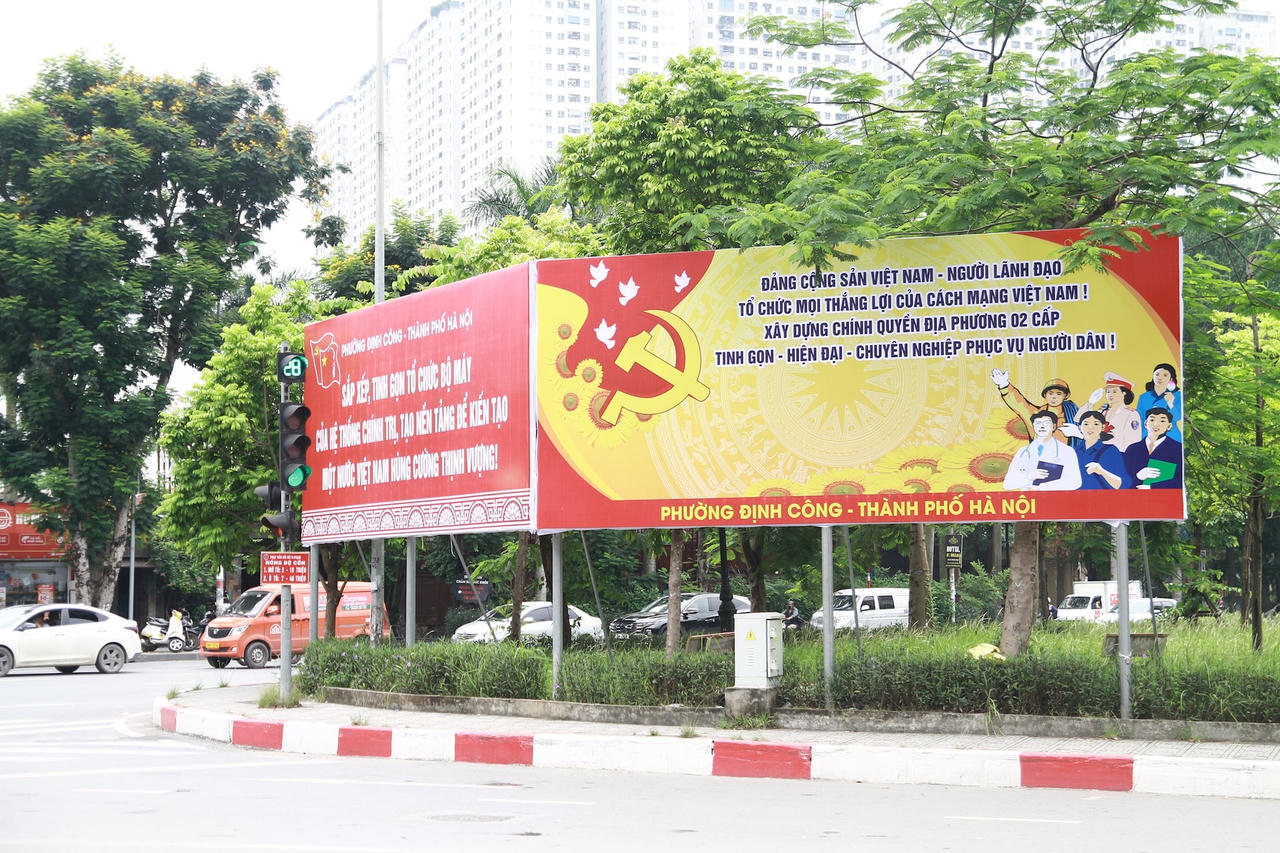 Hà Nội rực rỡ cờ hoa chào đón ngày chính thức vận hành chính quyền địa phương 2 cấp