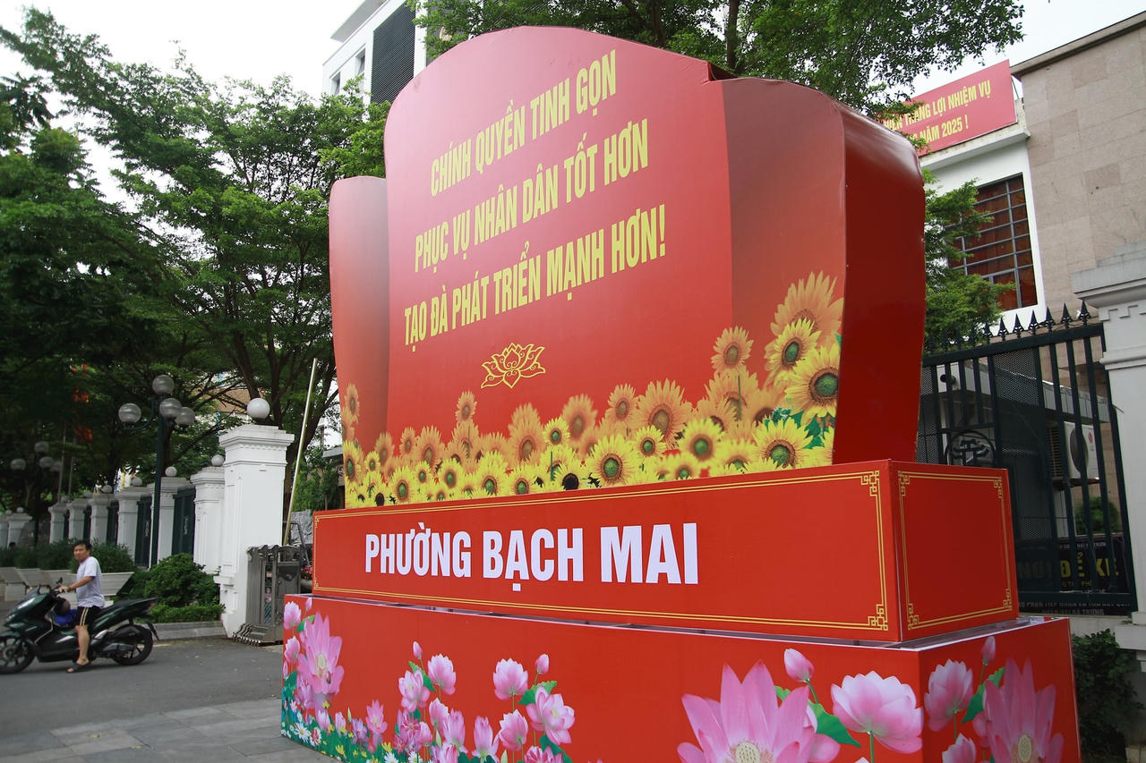 Hà Nội rực rỡ cờ hoa chào đón ngày chính thức vận hành chính quyền địa phương 2 cấp