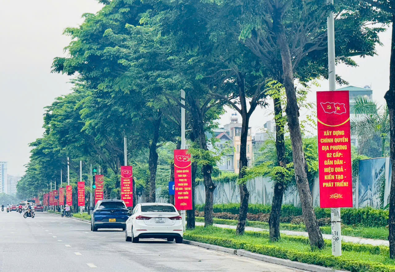 Hà Nội rực rỡ cờ hoa chào đón ngày chính thức vận hành chính quyền địa phương 2 cấp