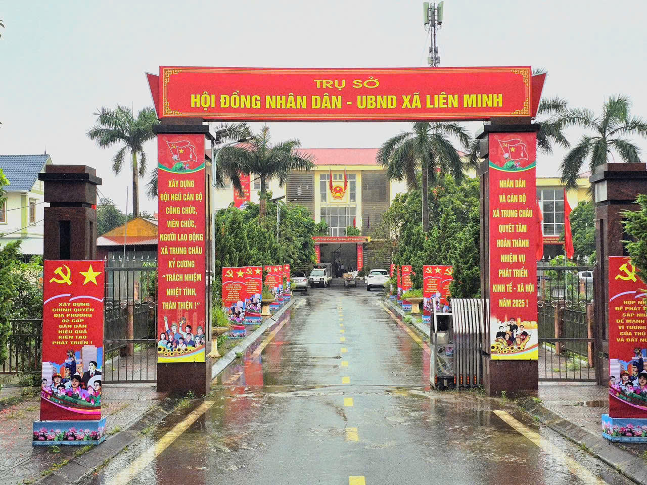 Hà Nội rực rỡ cờ hoa chào đón ngày chính thức vận hành chính quyền địa phương 2 cấp