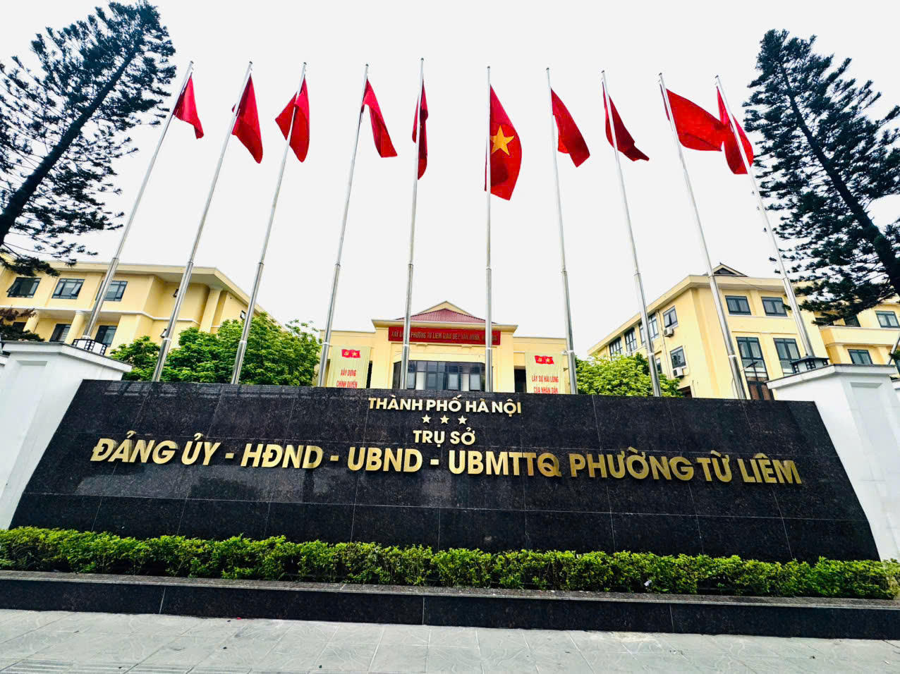 Hà Nội rực rỡ cờ hoa chào đón ngày chính thức vận hành chính quyền địa phương 2 cấp