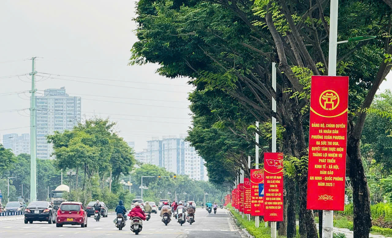 Hà Nội rực rỡ cờ hoa chào đón ngày chính thức vận hành chính quyền địa phương 2 cấp