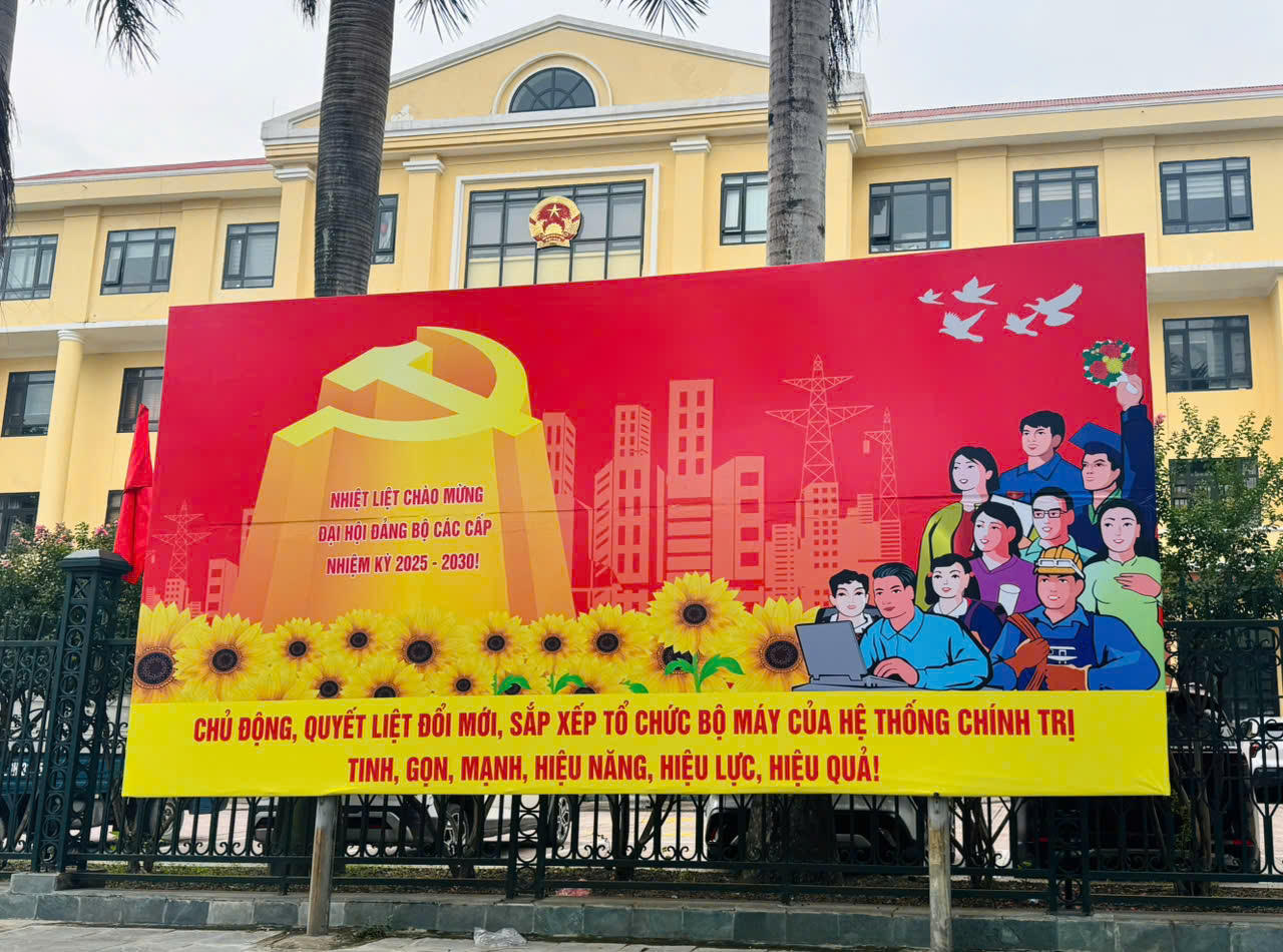 Hà Nội rực rỡ cờ hoa chào đón ngày chính thức vận hành chính quyền địa phương 2 cấp