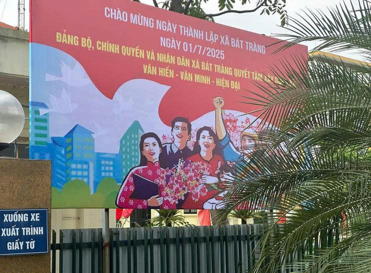 Hà Nội rực rỡ cờ hoa chào đón ngày chính thức vận hành chính quyền địa phương 2 cấp