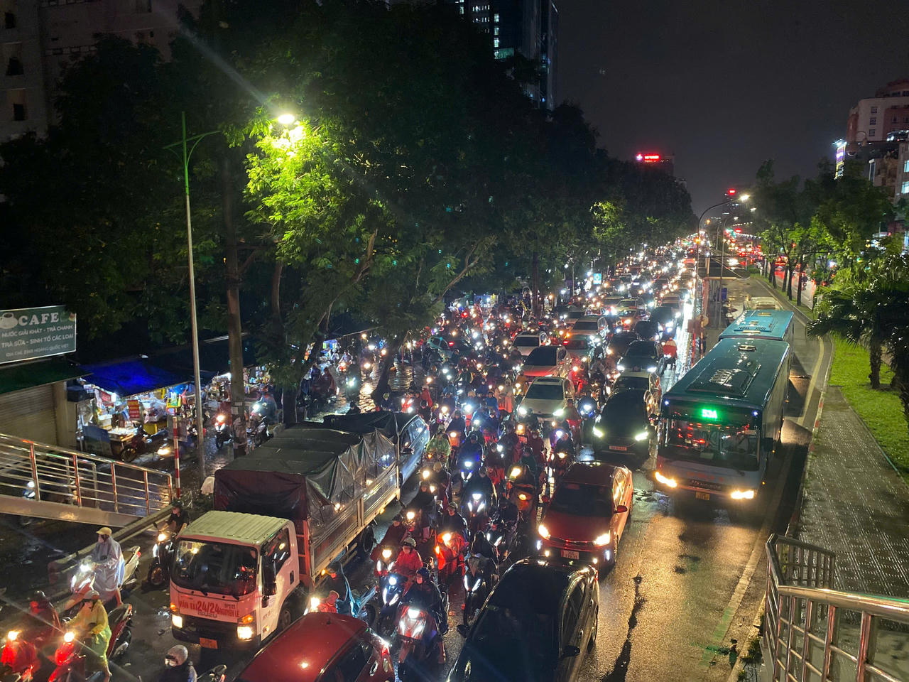 Mưa lớn chiều đầu tuần, nhiều tuyến phố Hà Nội ngập nước, tắc đường