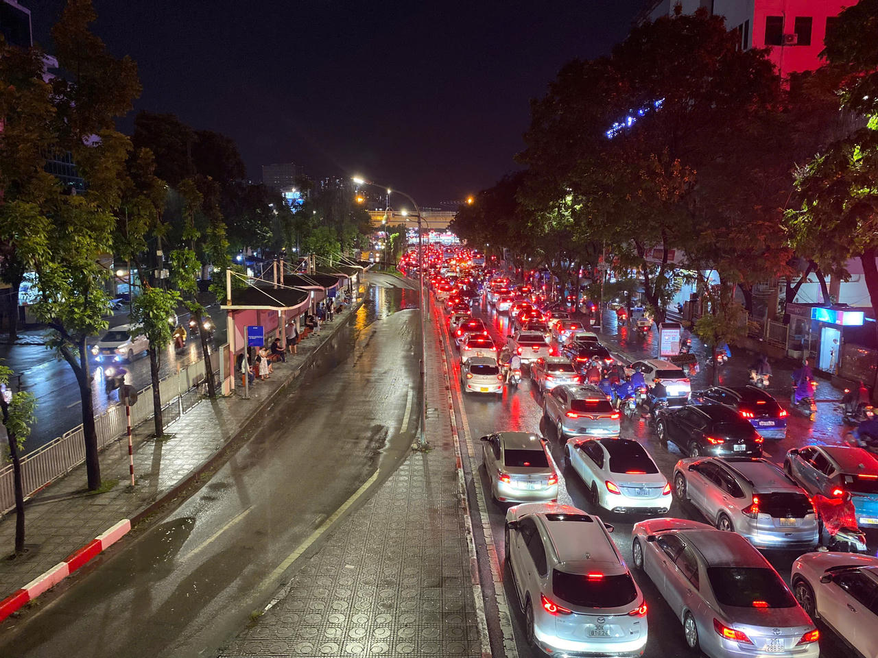 Mưa lớn chiều đầu tuần, nhiều tuyến phố Hà Nội ngập nước, tắc đường