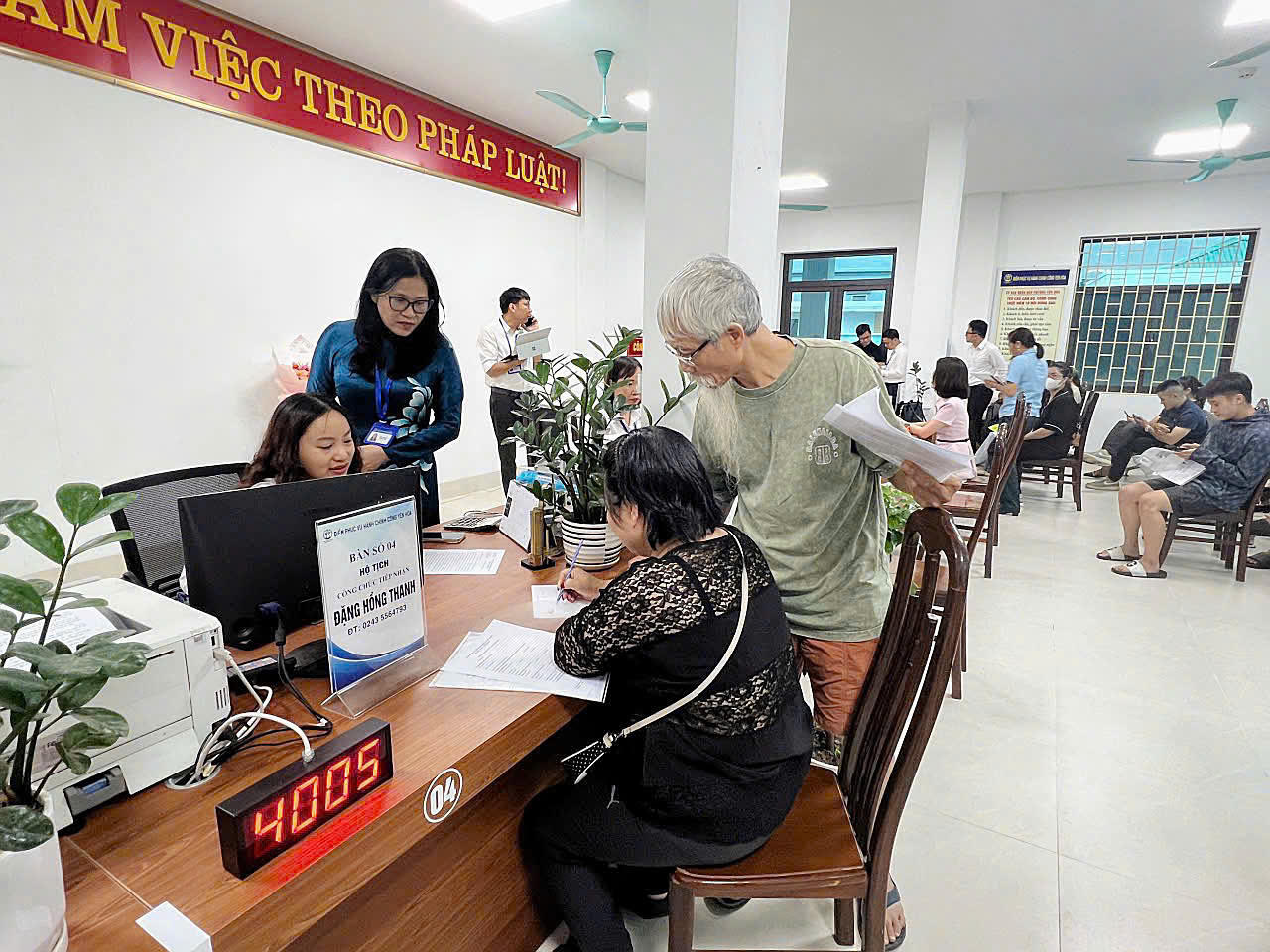 Ngày đầu vận hành chính quyền 2 cấp: Các phường của Hà Nội bắt tay ngay vào thực hiện nhiệm vụ, phục vụ nhân dân 